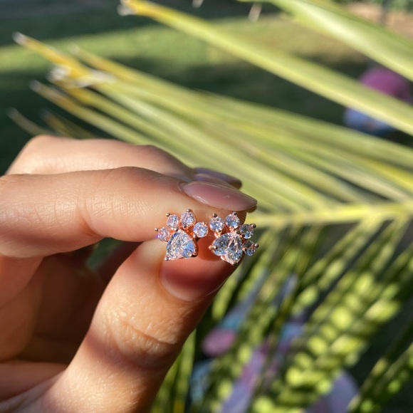NEW Rose Gold Diamond 🐾 Paw Stud earrings - Picture 3 of 4